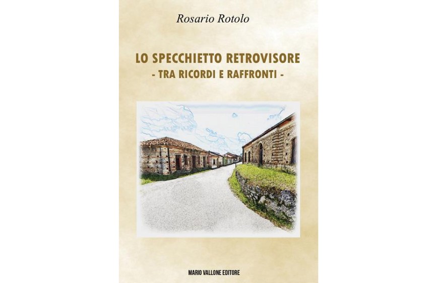 L'immagine mostra la copertina di un libro intitolato "LO SPECCHIETTO RETROVISORE - TRA RICORDI E RAFFRONTI -" di Rosario Rotolo. La copertina presenta un'illustrazione che raffigura una strada rurale fiancheggiata da vecchi edifici in pietra su entrambi i lati. In basso, si legge il nome della casa editrice: "MARIO VALLONE EDITORE".