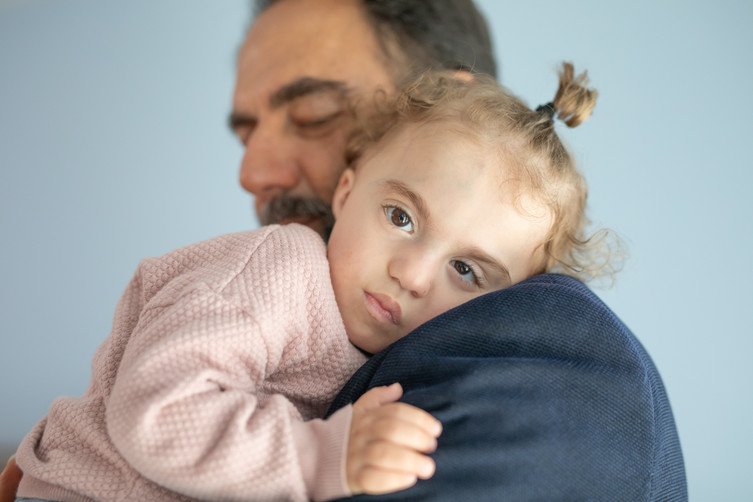 Benedetta, bambina seguita dalla Lega del Filo d'Oro, in braccio a Neri Marcorè, testimonial della Fondazione
