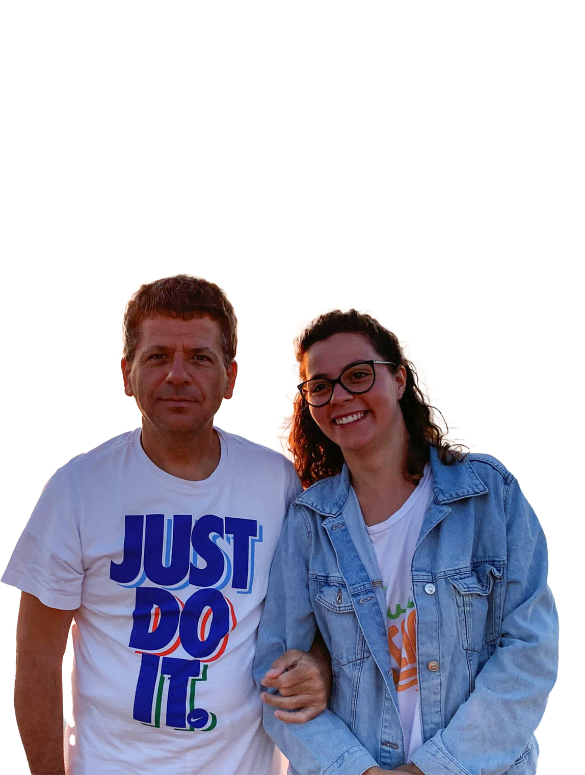 Letizia, volontaria alla Sede Territoriale di Padova, insieme ad un utente sono in posa per una foto al mare al tramonto