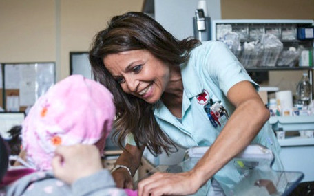 Francesca Francinella, infermiera della Lega del Filo d'Oro, si prende cura sorridendo di un utente in carrozzina