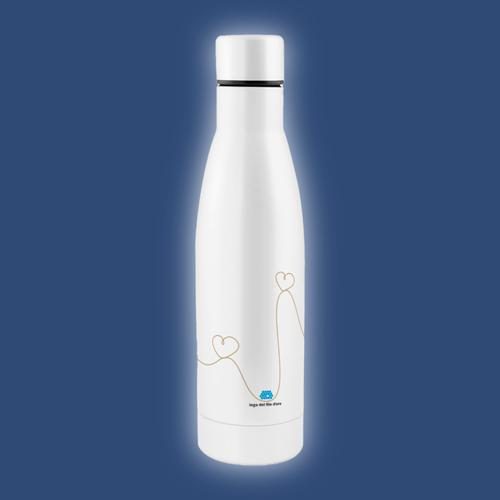 Borraccia termica bianca, in acciaio, da 500 ml, decorata con il logo della Lega del Filo d'Oro e una grafica di un filo dorato che disegna dei cuori tutto intorno.