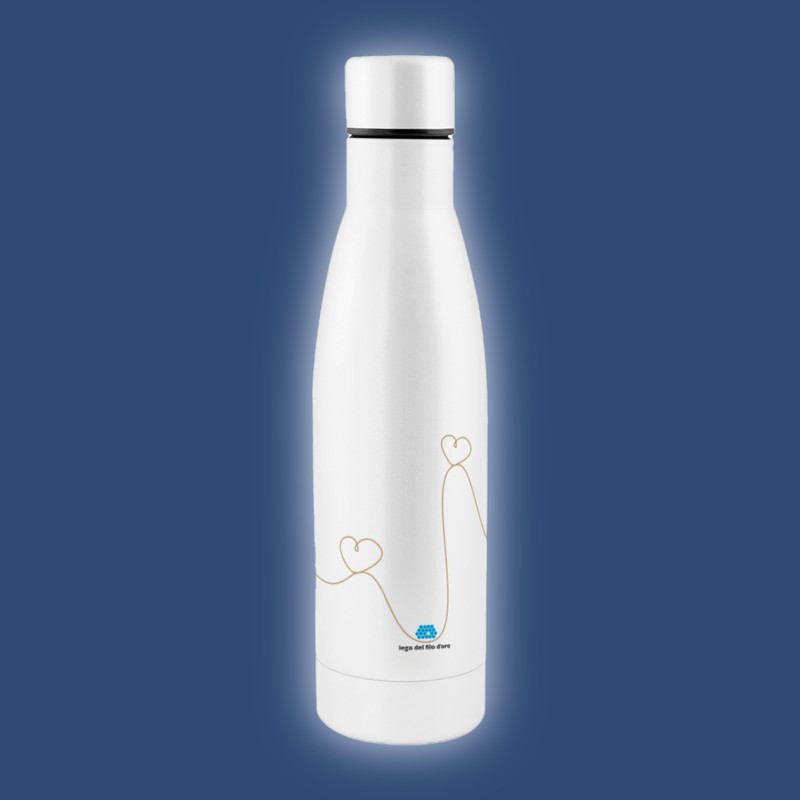 Borraccia termica bianca, in acciaio, da 500 ml, decorata con il logo della Lega del Filo d'Oro e una grafica di un filo dorato che disegna dei cuori tutto intorno.