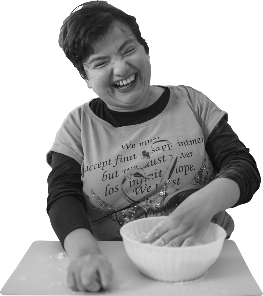 La foto, su sfondo nero, ritrare Paola impegnata ad impastare della farina in una ciotola.