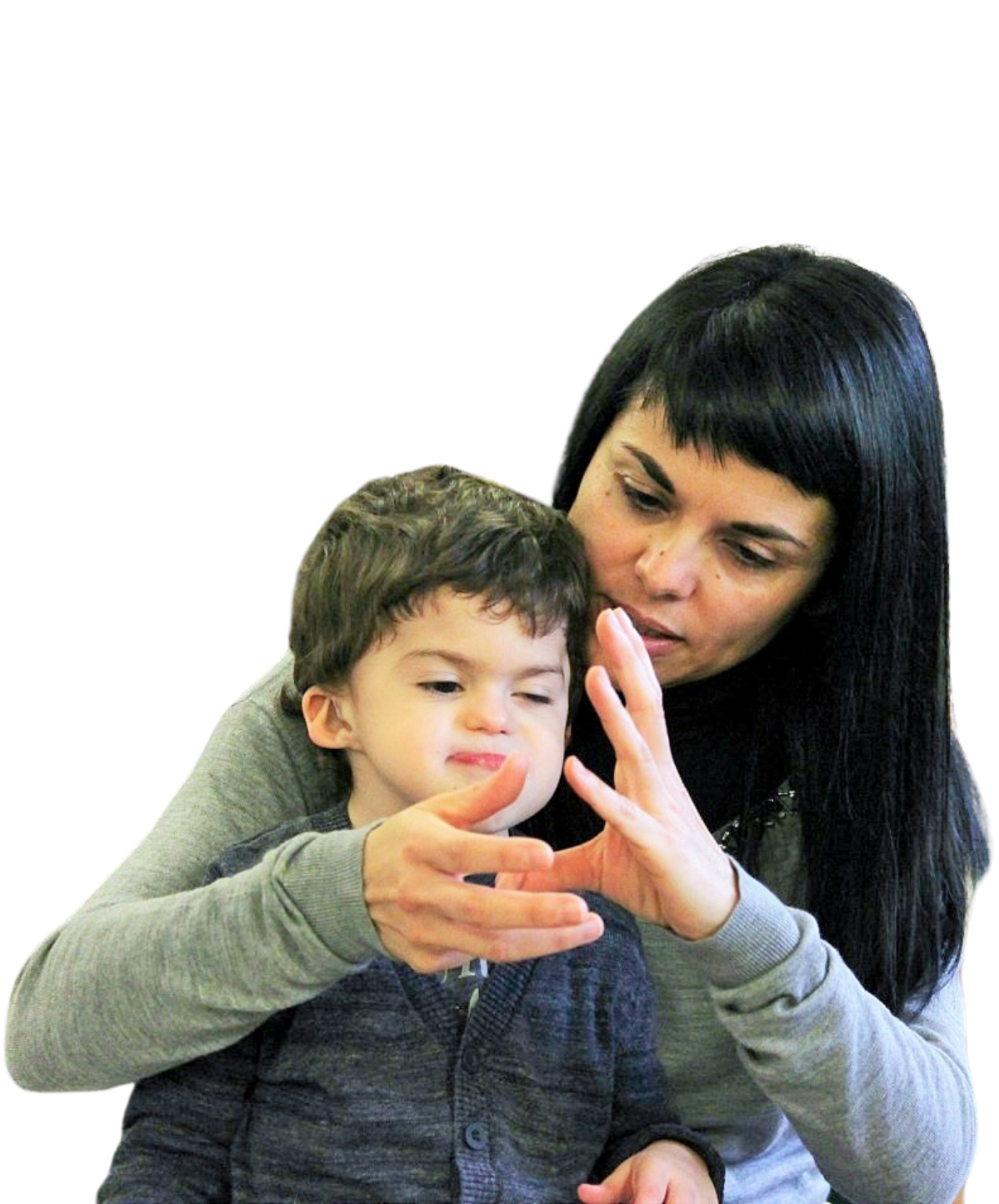 Mamma Simona tiene in braccio Agostino e gli "canta" una filastrocca aiutandosi con la LIS