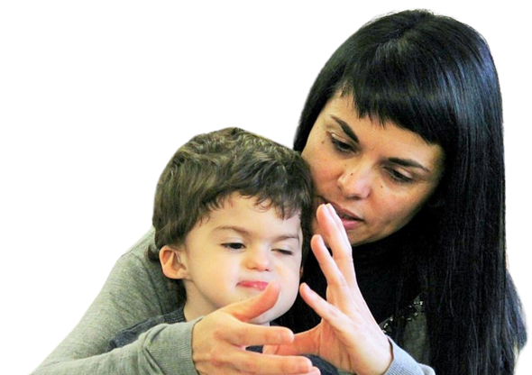 Mamma Simona tiene in braccio Agostino e gli "canta" una filastrocca aiutandosi con la LIS