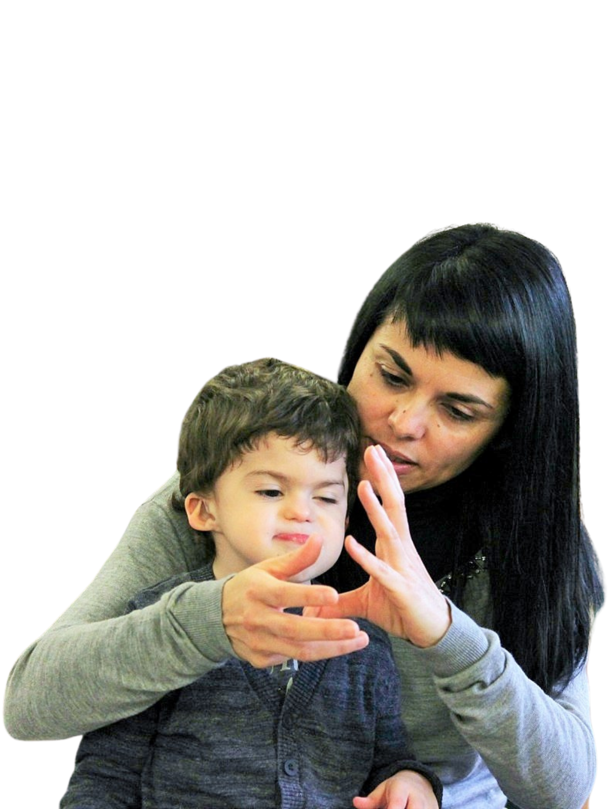 Mamma Simona tiene in braccio Agostino e gli "canta" una filastrocca aiutandosi con la LIS