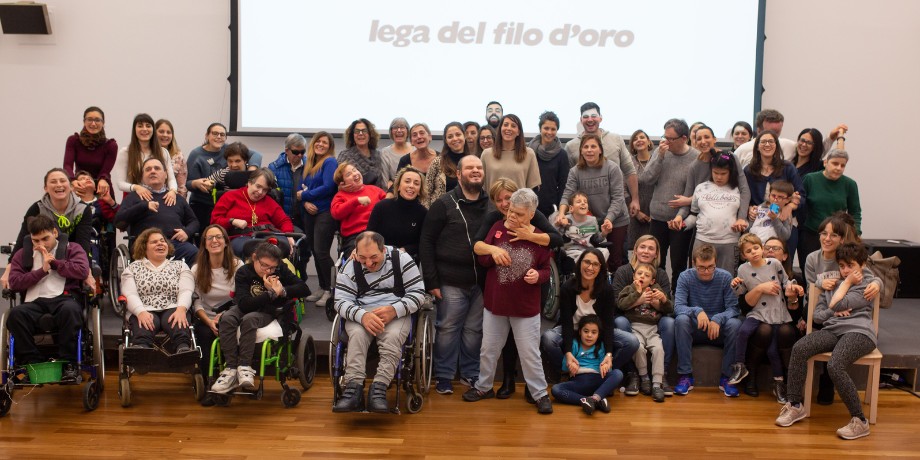 Foto di gruppo tra ospiti della Fondazione della Lega del Filo d'Oro ed educatori nella Sala Polifunzionale del Centro Nazionale di Osimo