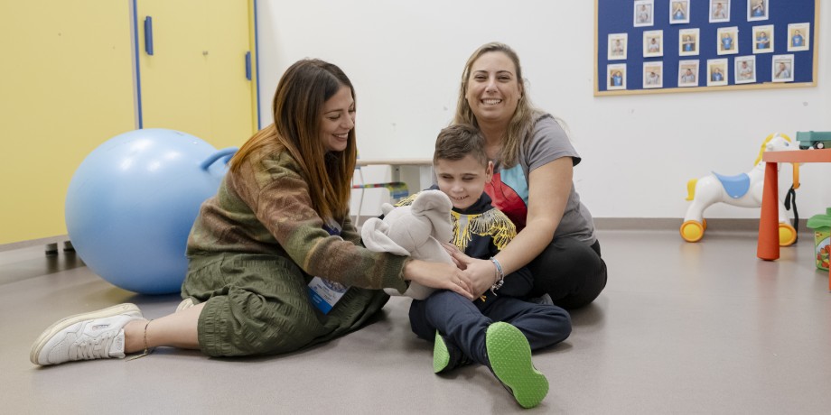 Matteo gioca con mamma Emanuela e l'Assistente Sociale della Sede Territoriale di Napoli, durante il trattamento al Centro Nazionale di Osimo, nella stanza dedicata a Matteo.