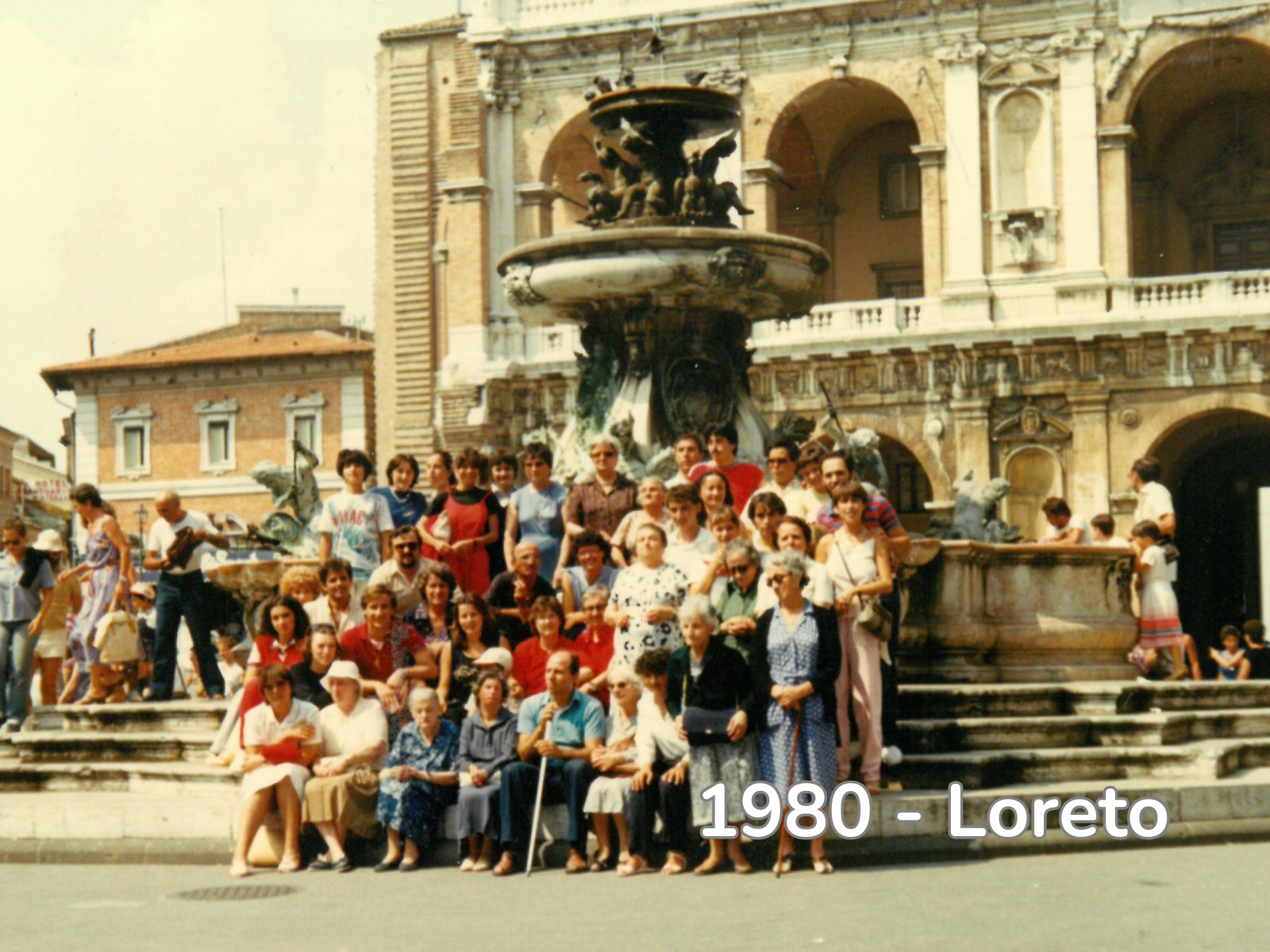Foto di gruppo degli utenti e volontari durante i soggiorni estivi a Loreto nel 1980