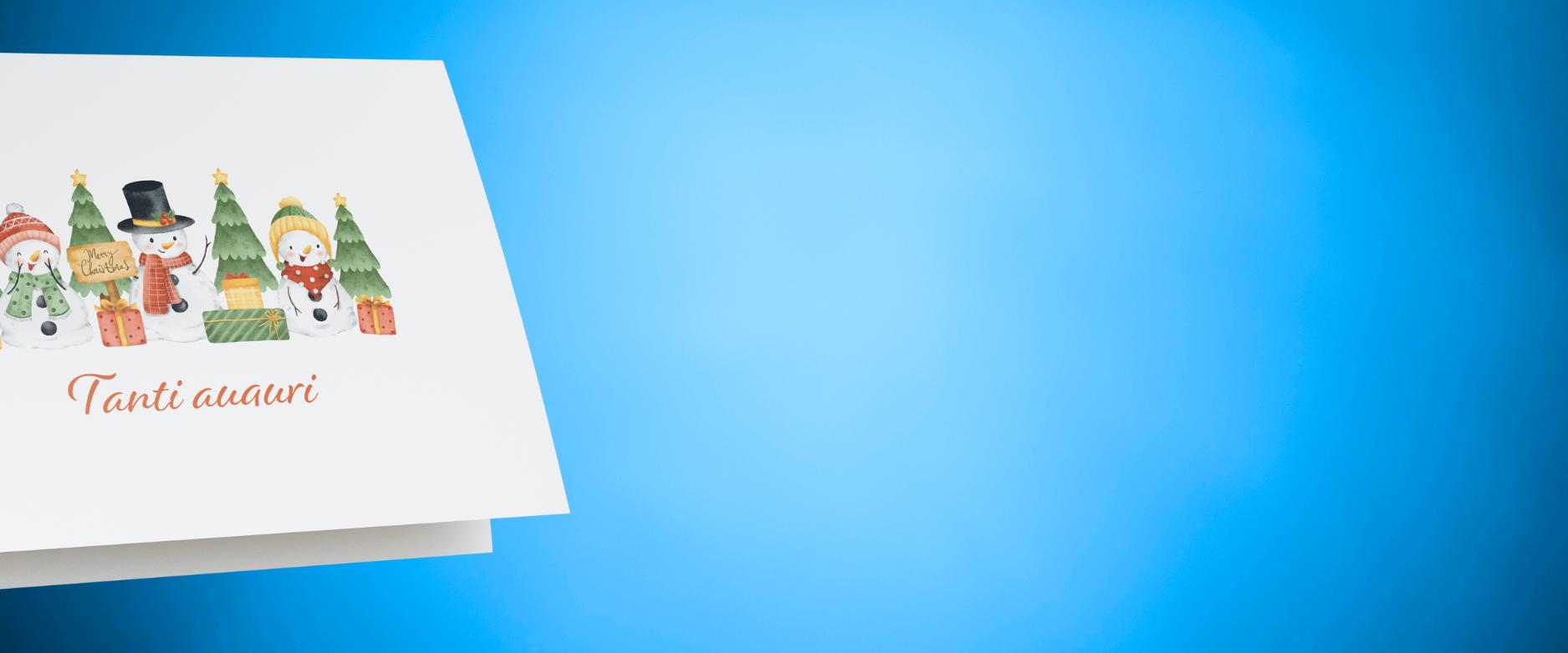 Foto su sfondo azzurro di un biglietto natalizio con pupazzi di neve e abeti natalizi, uno dei prodotti solidali ordinabili sul sito della Lega del Filo d'Oro