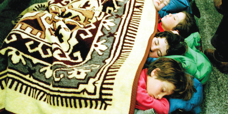 1997+-+Bambini+albanesi+dormono+sul+pavimento+del+centro+di+accoglienza+di+Brindisi