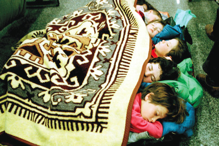 1997+-+Bambini+albanesi+dormono+sul+pavimento+del+centro+di+accoglienza+di+Brindisi