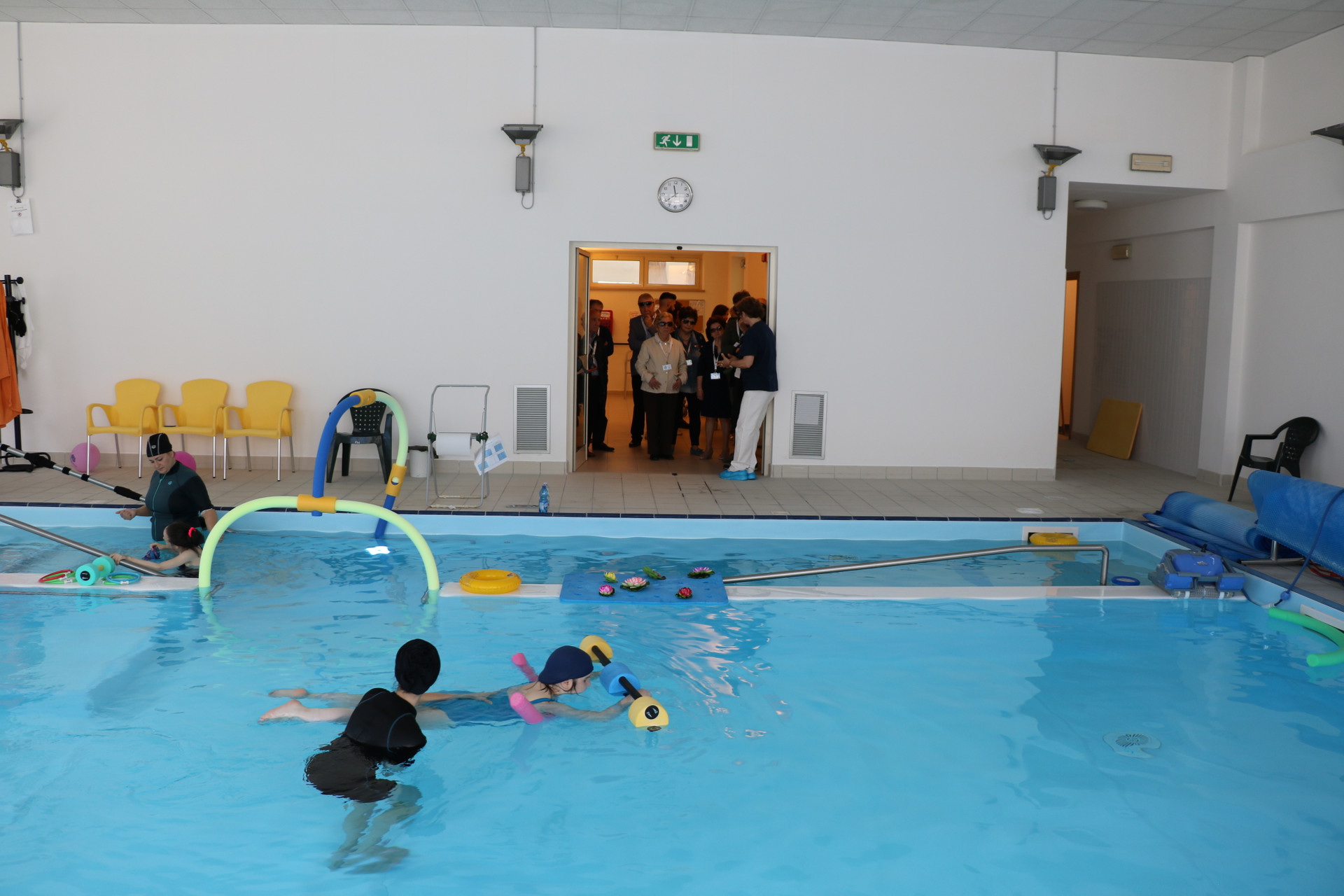 Giornata del Sostenitore - I sostenitori in visita osservano gli utenti che svolgono attività di idroterapia nella piscina del Centro