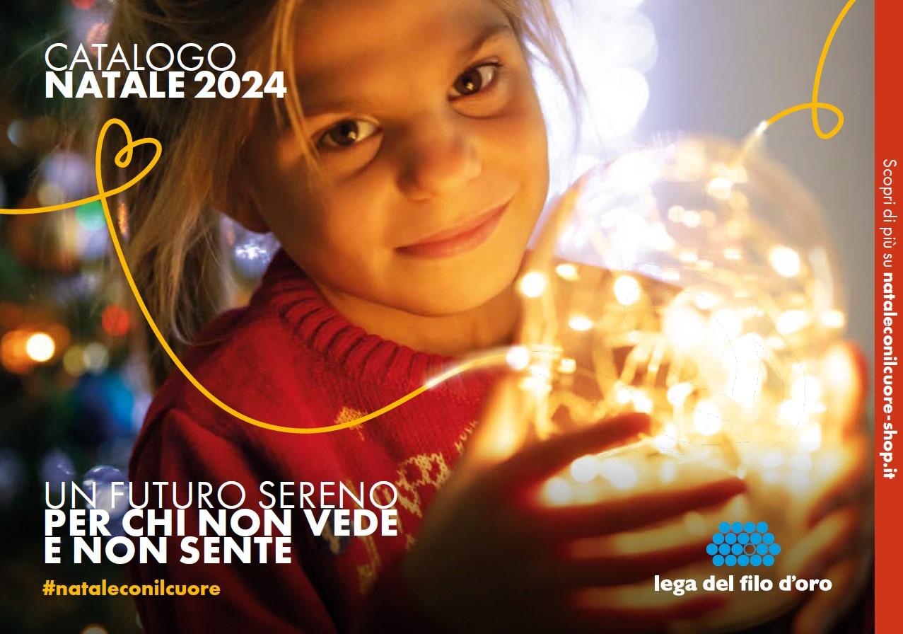 La copertina del catalogo per i regali di Natale sostenibili. In copertina Sveva che tiene in mano una sfera trasparente con le lucine all'interno.