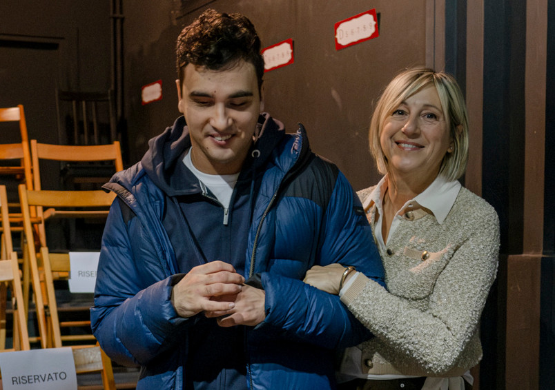 Francesco e mamma Anna Maria sorridono mentre la fotografa li ritrae durante l'evento di presentazione della nuova Campagna del 60° anniversario, nella quale Francesco è uno dei protagonisti.