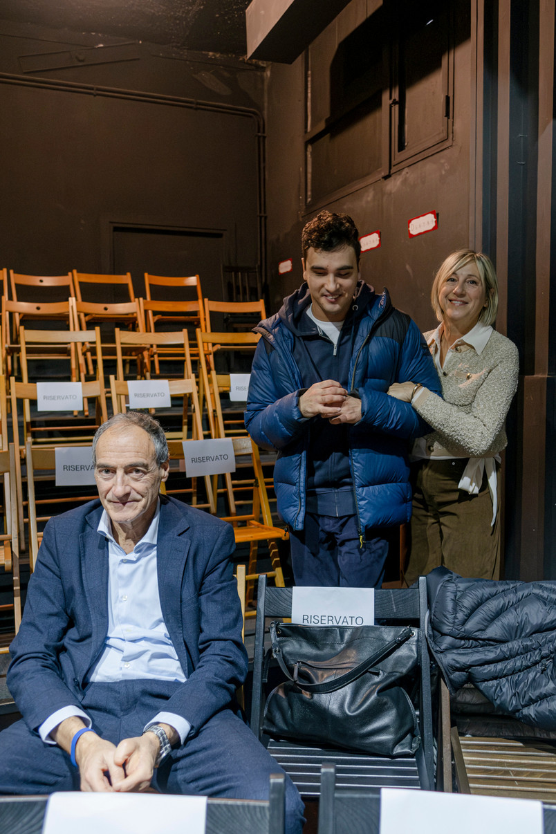 Francesco e mamma Anna Maria sorridono mentre la fotografa li ritrae durante l'evento di presentazione della nuova Campagna del 60° anniversario, nella quale Francesco è uno dei protagonisti.