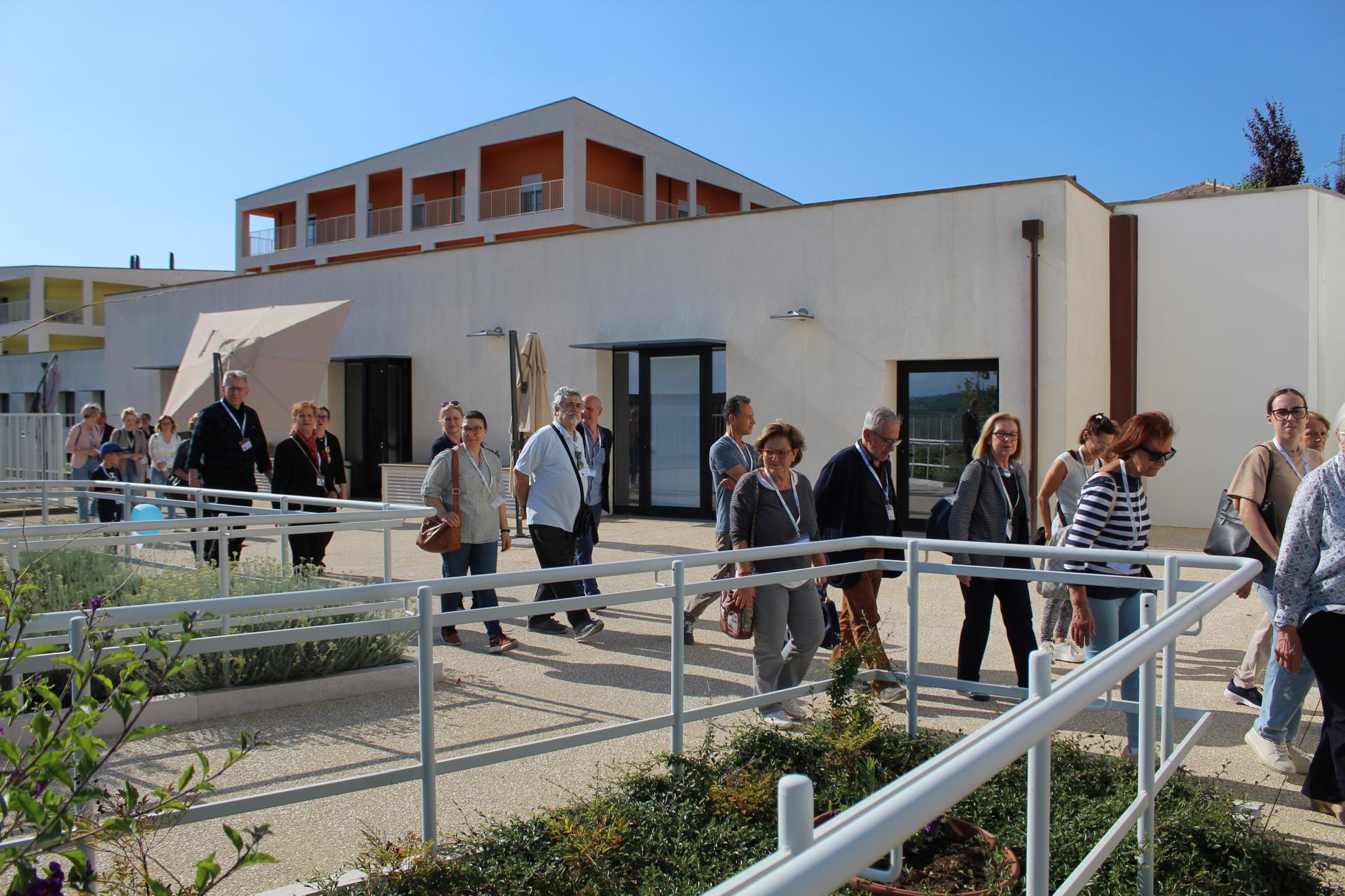 Durante la Giornata dei Sostenitori sono stati aperti ai sostenitori le sedi della Lega del Filo d'Oro per delle visite guidate ai sostenitori. Nella foto un gruppo di sostenitori passeggiano nei cortili del Centro Nazionale di Osimo