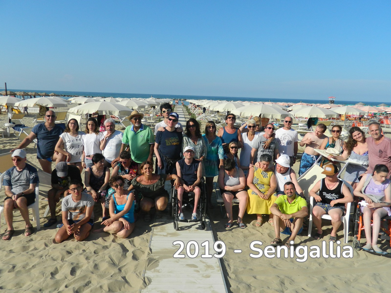 Foto di gruppo degli utenti e volontari durante i soggiorni estivi a Senigallia nel 2012