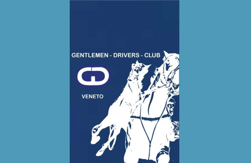 Il logo del Gentlemen Drivers Club Veneto presenta uno sfondo blu scuro su cui spicca, in bianco, l’immagine stilizzata di due cavalli al trotto con il tradizionale sulky e il guidatore. Al centro campeggia un simbolo grafico che richiama le iniziali del club, affiancato dalla scritta “Gentlemen - Drivers - Club” e, poco più sotto, la dicitura “Veneto” che identifica la sezione regionale. Il design nel complesso richiama l’eleganza e la passione per le corse ippiche, sottolineando il carattere sportivo ma anche distintivo dell’associazione.