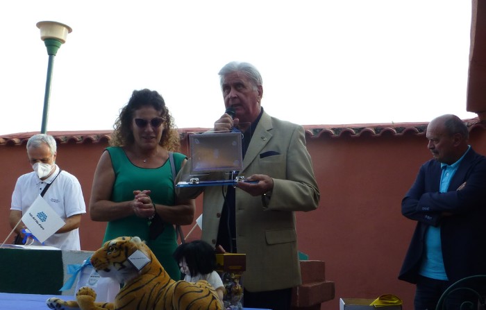 Matilde riceve un premio per i traguardi raggiunti