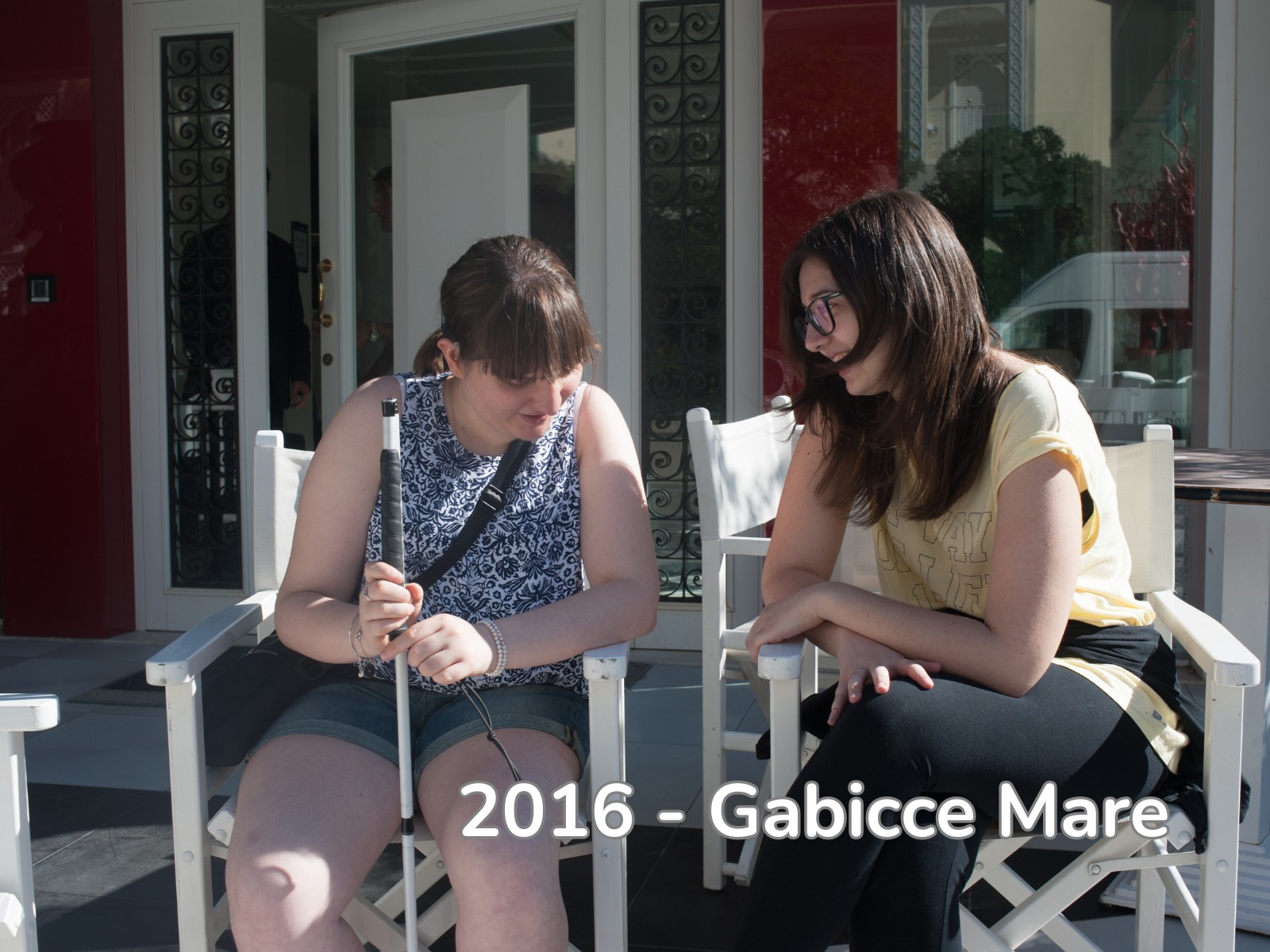 Utente e volontaria durante i soggiorni estivi a Gabicce Mare nel 2016