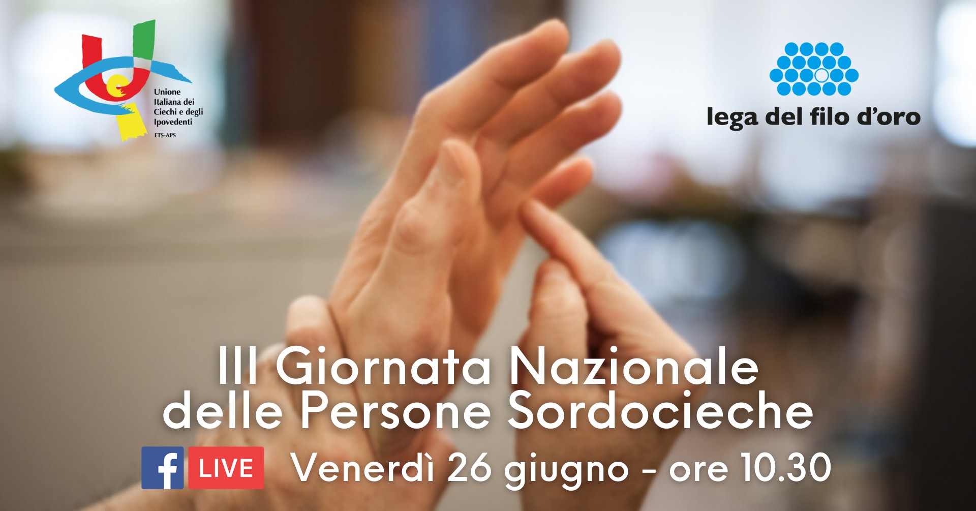 Cover evento Giornata Nazionale delle Persone Sordocieche 2020 in collaborazione con Lega del Filo d'Oro e UIC. Nell'immagine, insieme ai loghi, compaiono due mani in primo piano comunicano utilizzando il Malossi