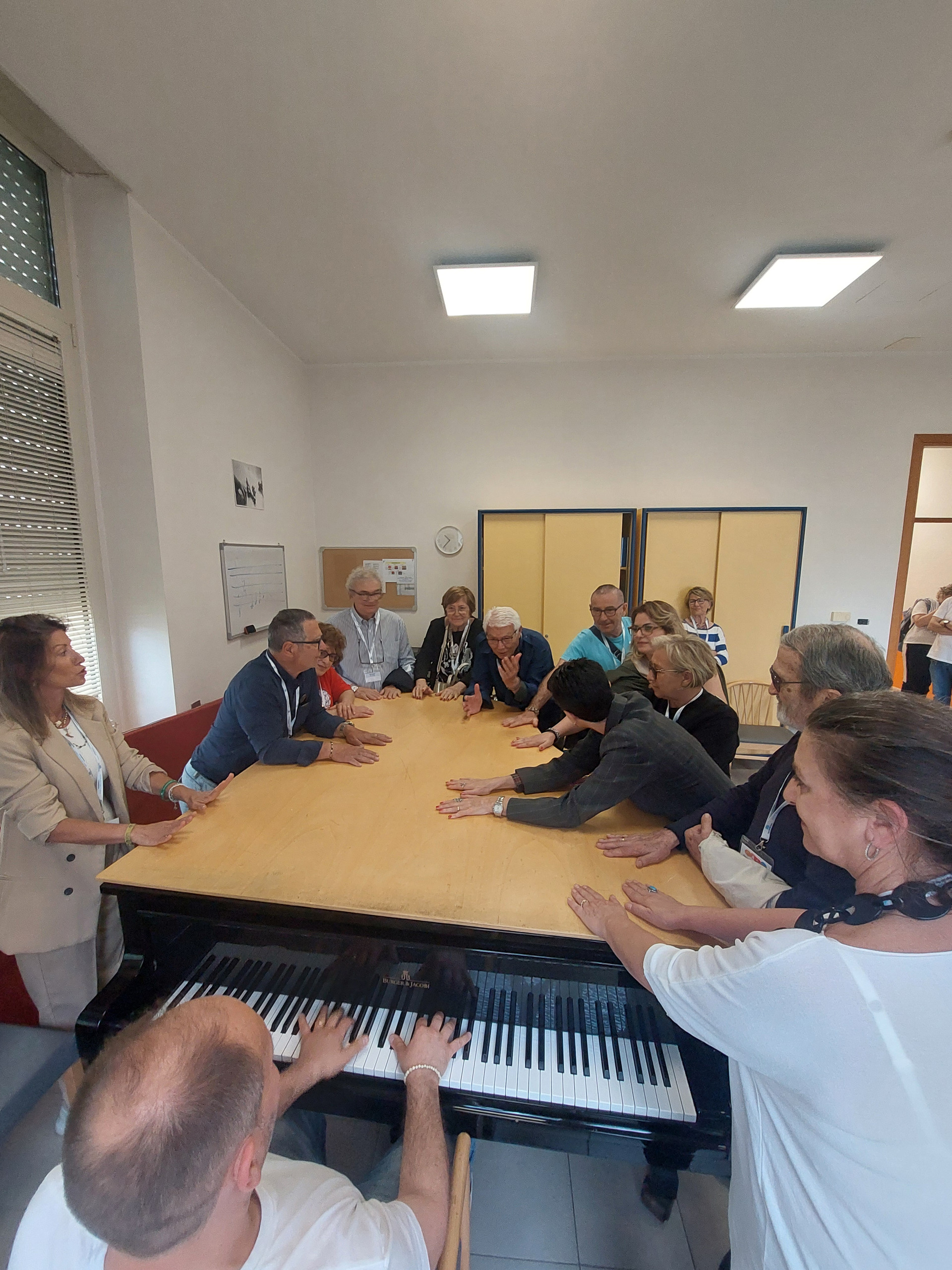  - Mauro il musicoterapista di Molfetta invita i sostenitori a provare l'ascolto corporeo a contatto col pianoforte