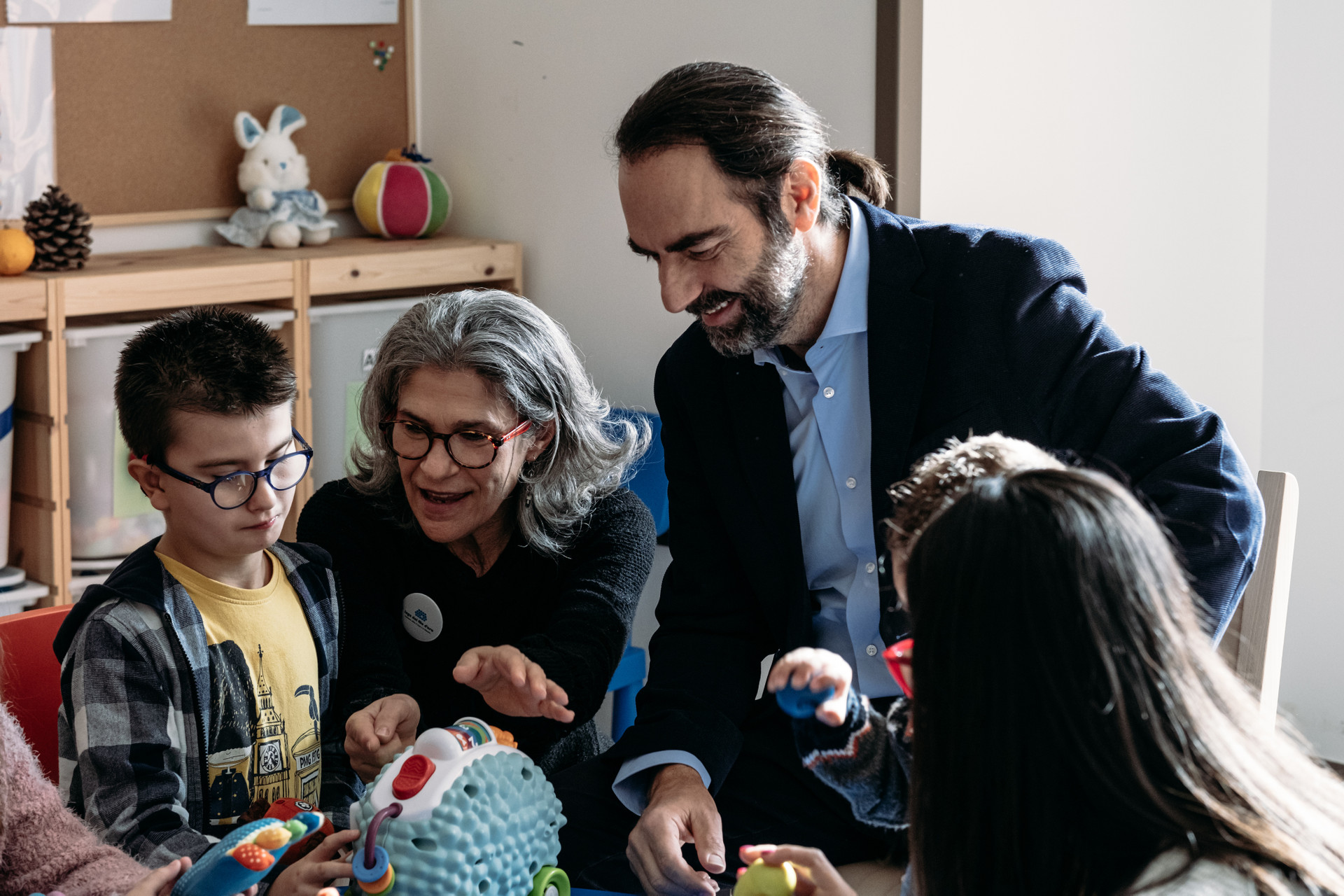 Neri Marcorè con i piccoli utenti della Lega