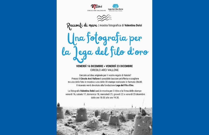 L'immagine è un poster promozionale con sfondo blu che annuncia la mostra fotografica "Racconti di mare | Una fotografia per la Lega del Filo d'Oro" di Valentina Dolci. La parte inferiore del poster presenta una fotografia in bianco e nero di sculture di sabbia sulla spiaggia.