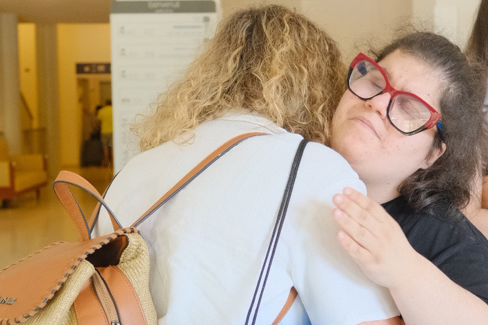 Alcuni momenti ripresi durante l'Assemblea Nazionale delle Famiglie: un abbraccio tra utente e volontaria