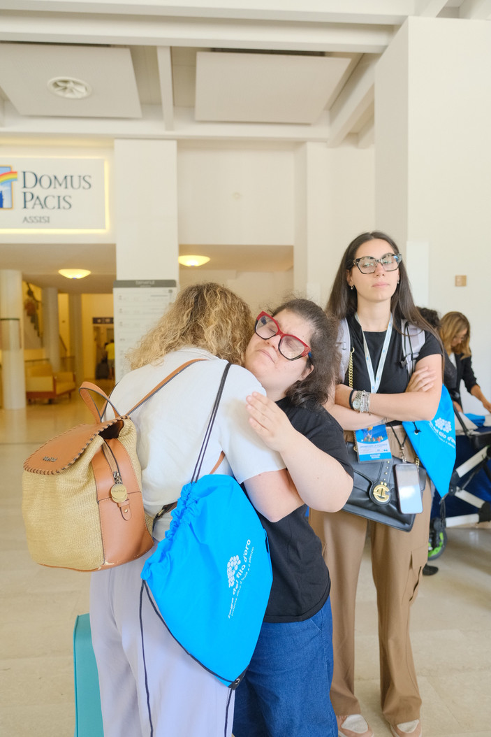 Alcuni momenti ripresi durante l'Assemblea Nazionale delle Famiglie: un abbraccio tra utente e volontaria