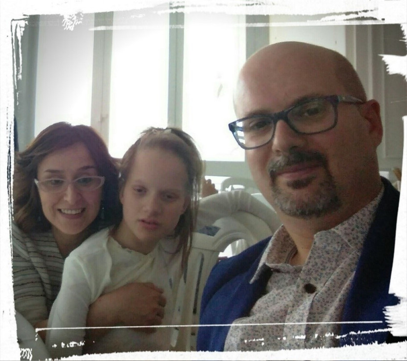 Foto di famiglia con Sara, una piccola utente, durante la sua comunione