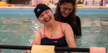 Paola, ospite residenziale al Centro Nazionale di Osimo, in piscina mentre fa idroterapia con la terapista, ridono divertite. 