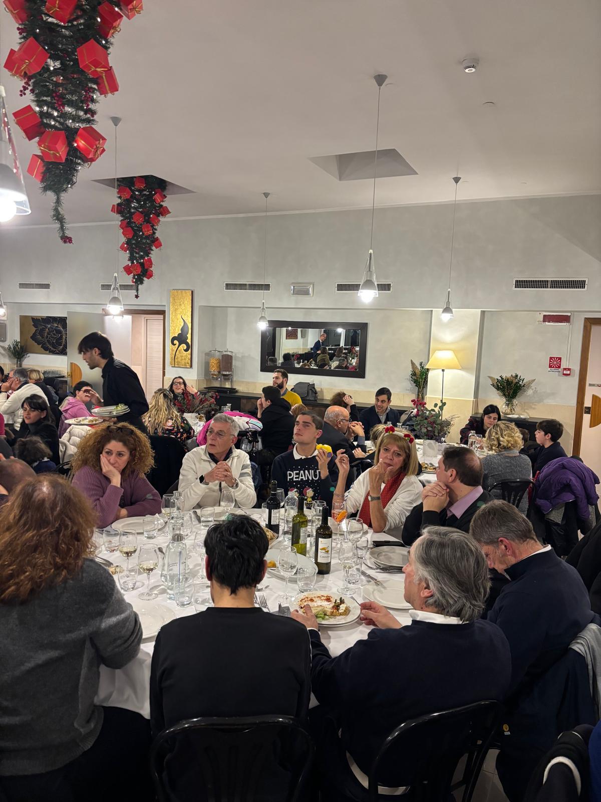 Utenti, famiglie, volontari ed educatori della Sede Territoriale di Roma hanno festeggiato il Natale in un ristorante tutti insieme