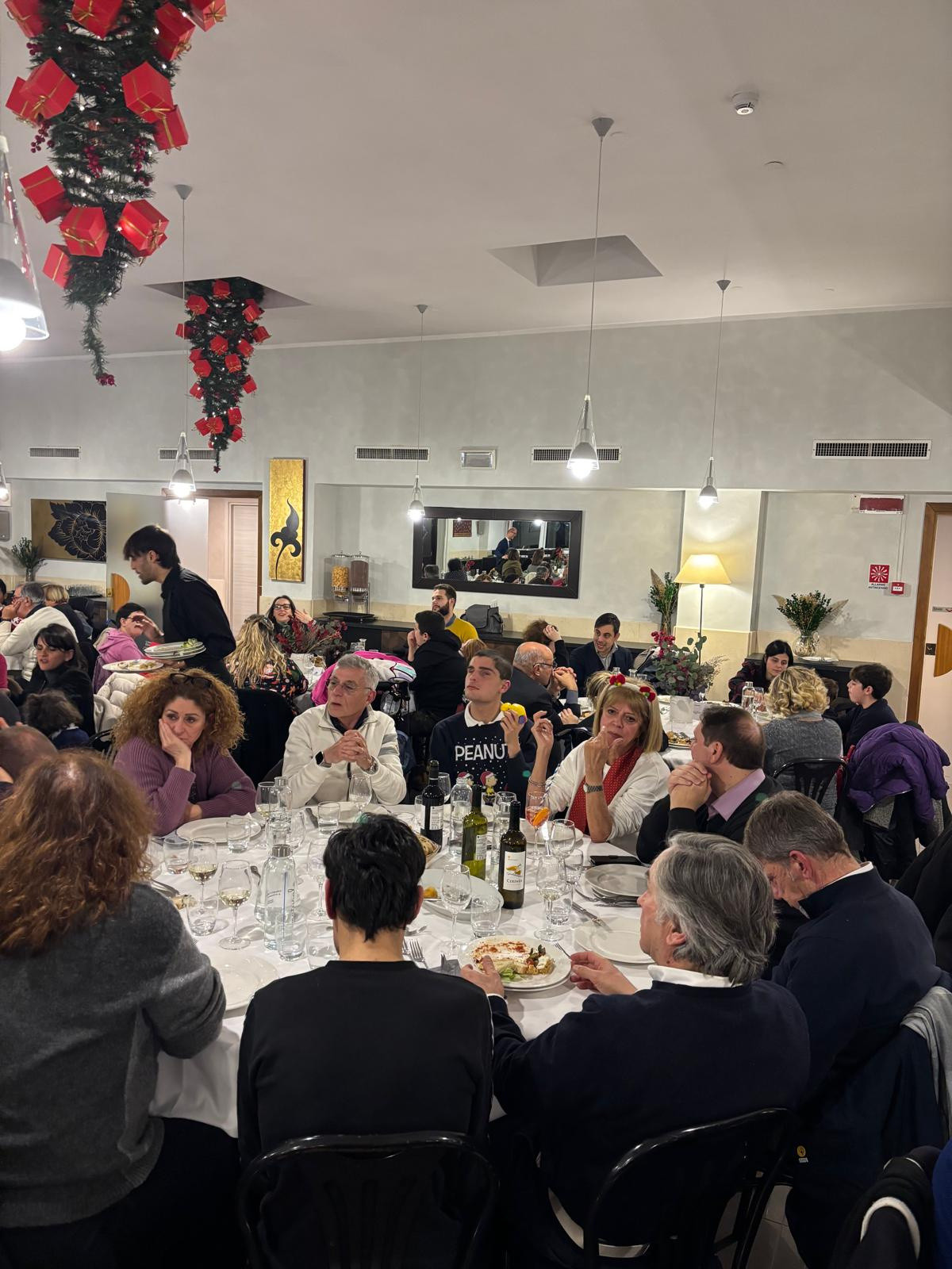 Utenti, famiglie, volontari ed educatori della Sede Territoriale di Roma hanno festeggiato il Natale in un ristorante tutti insieme